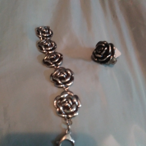 Jewlry - Picture 2 of 4